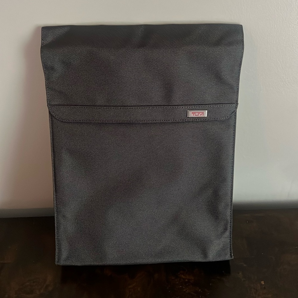 Tumi file folder